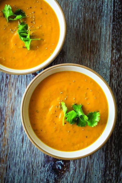 Creamy Coconut Ginger Carrot Soup #howto #tutorial Chia Cheesecake, Ginger Carrot Soup, Carrot Soup Recipes, Coconut Ginger, Ginger Soup, Coconut Soup, Hearty Soup, Carrot Soup, Vegan Soups