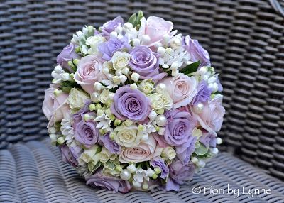 Flowers Present, Lisianthus Flowers, Summer Wedding Flowers, Lilac Wedding Bouquet, White Spray Roses, Săpunuri Handmade, Purple Bridal Bouquet, Bridal Bouquet Flowers, Wedding Flowers Summer