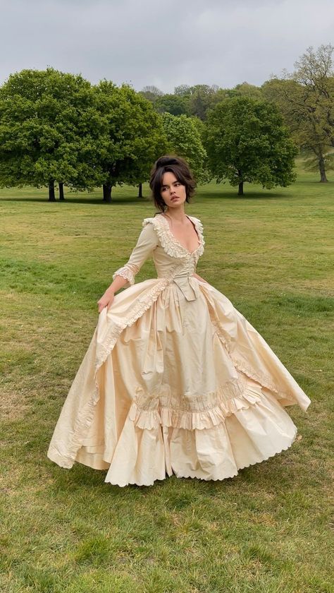 1800s Fancy Dress, Time Period Dresses, Angelic Core Aesthetic, Royal Victorian Dresses, 20 Century Dress, Romantic Period Dress, 1650s Dress, 1700 Outfits, 1700s Outfits