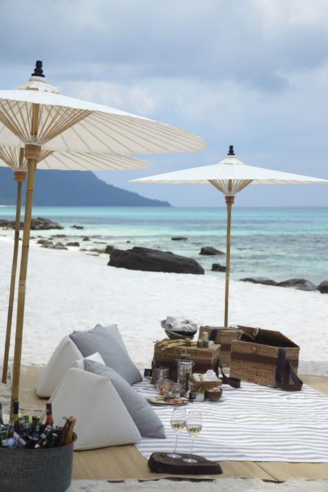 A good way to spend the day is having a picnic on the neighboring island - Song Saa Private Island Song Saa Private Island, Picnic Aesthetic, Picnic Beach, Picnic Ideas, Real Estat, Chic Party, Aesthetic Beach, Beach Living, Private Island