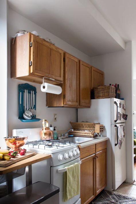 Here four designers share the smartest ways to make your rental kitchen feel more like home. Rental Hacks, College Apartment Kitchen, Kitchen Decoration Ideas, Decorating Apartment, Apartment Hacks, Rental Kitchen, Small Apartment Kitchen, Trendy Apartment, Kitchen Makeovers