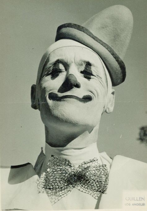 1920's clown Vintage Clowns, Makeup Clown, Old Circus, Pierrot Clown, Creepy Clowns, Circus Clowns, Circus Sideshow, Send In The Clowns, Clown Faces