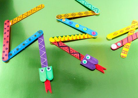 I always like animal or nature inspired crafts for spring& summer projects, this mix-n-match snakes craft is perfect! And this popsicle sticks craft is so easy! Crafts For Kids Popsicle Sticks, Easy Nature Crafts, Nature Crafts For Kids, Snake Crafts, Popsicle Stick Crafts For Kids, Popsicle Crafts, Frog Crafts, Crafts For Teens To Make, Summer Crafts For Kids