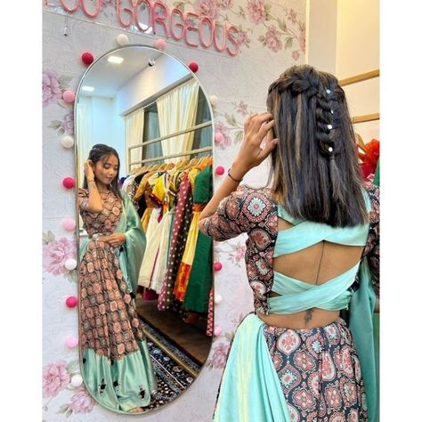 Hairstyles For Navratri Outfit, Hairstyle For Chaniya Choli, Navratri Garba Hairstyles Indian, Navratri Poses For Women, Navratri Poses At Home, Hairstyles For Navratri Garba Open Hair, Hairstyles For Garba Night, Navratri Aesthetic Outfits, Hairstyles For Navratri Garba