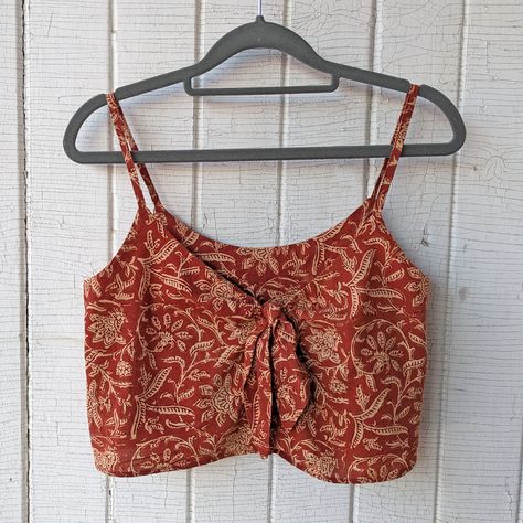 Spaghetti strap cotton crop top with tie. Terra Cotta with Indian block print floral. Ikat Crop Top, Indian Crop Top Designs, Teri Ore, Indian Crop Top, Crop Top Western, Ethnic Crop Top, Indian Crop Tops, Cotton Dresses Online, Pretty Fits