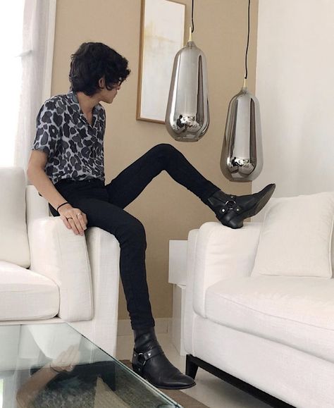 Chealse Boots Outfit, Rockstar Style Men, Rocker Style Men, Slim Outfits, Ysl Boots, Indie Men, High Heel Boots Outfit, Rock Style Men, Street Style Summer Outfits