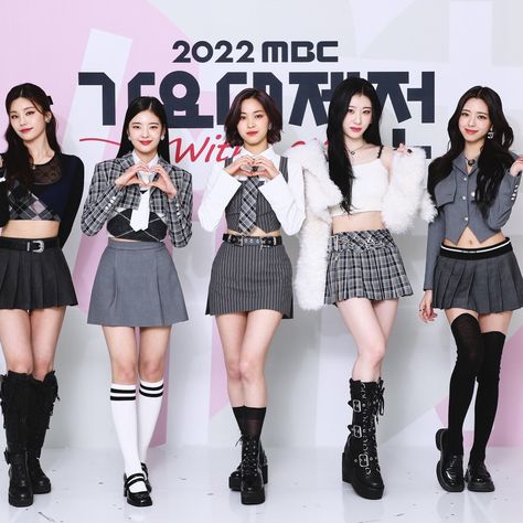 Itzy Black Outfit, Itzy Outfit Stage, Itzy Outfits Inspired, Itzy Stage Outfits, Itzy Outfits, Itzy Stage, Grey Pleated Skirt, Pop Outfits, Bae Joohyun