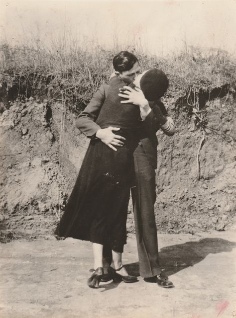 Global daily photo news Bonnie And Clyde Photos, Bonnie Parker, Famous Duos, Passionate Romance, Bonnie And Clyde, Kiss Pictures, Bonnie Clyde, Bonnie N Clyde, Rare Pictures