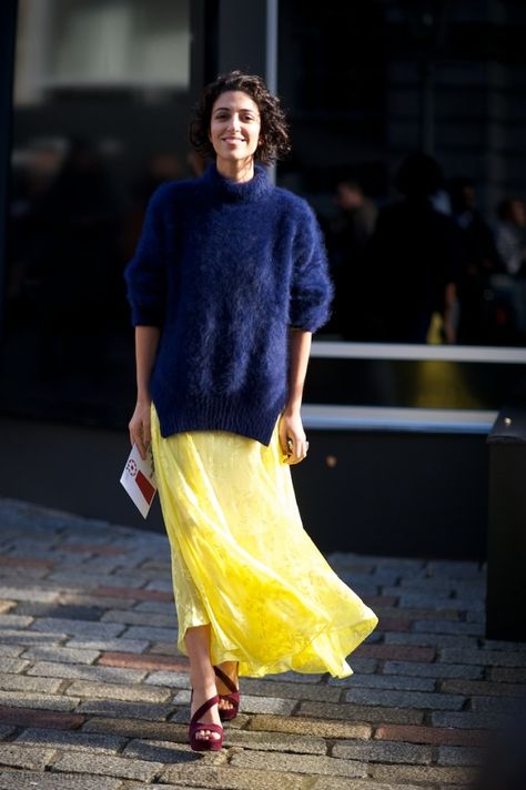 Navy Blue + Yellow Green Lemon Skirt, Yellow Skirt Outfits, Styling Turtlenecks, Yasmin Sewell, Burgundy Sandals, Breezy Style, Streetwear Outfit Ideas, Navy Outfit, Bright Fashion