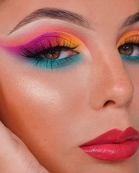 Hawaii Inspired Makeup, Tropical Eye Makeup, Hawaiian Makeup Look Hawaii, Tropical Makeup Look Hawaii, Luau Makeup Ideas, Theme Makeup Ideas, Luau Makeup, Hawaiian Makeup Look, Hawaii Makeup Look