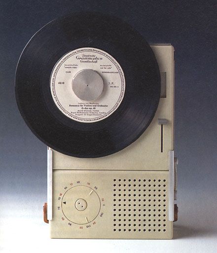 Braun Dieter Rams, Dieter Rams Design, Portable Record Player, Old Radio, Vintage Technology, Cassette Audio, Braun Design, Dieter Rams, Old Radios