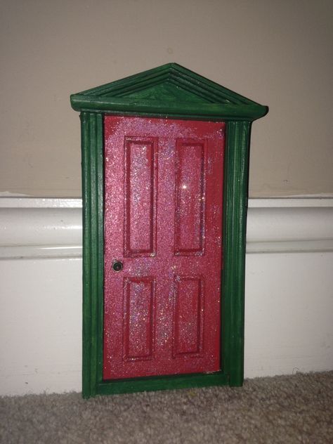 How to make an Elf Door - DIY Elf Door - elf for Christmas Door - easy how to Door Decorations Office, Diy Elf Door, Elf For Christmas, Christmas Door Design, Christmas Fayre Ideas, Planning Christmas, Diy Elf, Door Decorations Classroom Christmas, Office Doors