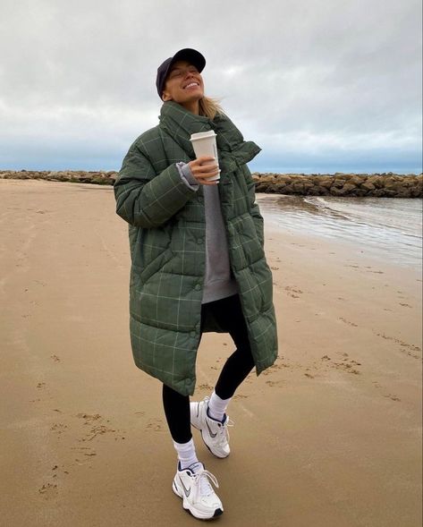 Cold Beach Walk Outfit, Outdoor Vacation Outfits, Ruidoso Outfits, Winter Dog Walking Outfit, Winter Beach Outfit Casual, Casual Walking Outfit, Autumn Beach Outfit, Dog Walk Outfit, Banff Outfits