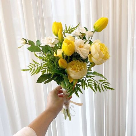 Yellow Flowers Bouquet, Hyacinth Bouquet, Loose Bouquet, British Wild Flowers, Simple Wedding Bouquets, Orange Bouquets, Yellow Bouquets, Yellow Wedding Flowers, Wedding Bouquets Bride