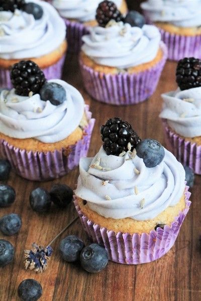 Fresh blackberries and blueberries are waiting to burst inside these cupcakes and then topped with a refreshing lavender buttercream. Cupcakes Lavender, Lavender Buttercream, Decadent Cheesecake, Lavender Cupcakes, Recipe Cheesecake, Best Summer Desserts, Blueberry Cupcakes, Pudding Pop, Chilled Desserts