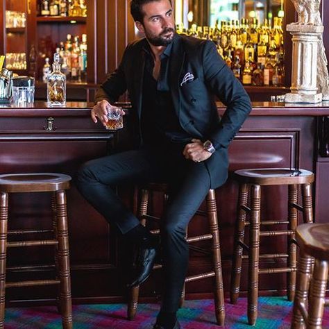 All black winter in milano... - 📸 & Edit Blue Blazers, How To Stay Warm, Mens Fashion Magazine, Jordan Outfit, Jackets Casual, Formal Men Outfit, Instagram Men, Well Dressed Men, Man Photo