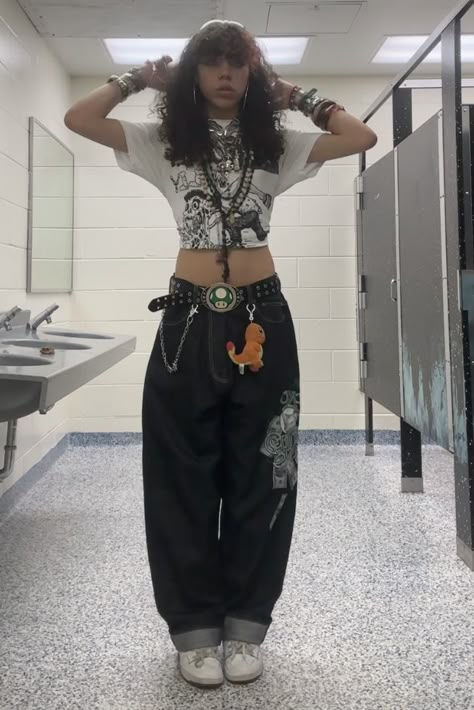 Pants With Chains Outfit, Baggy Jeans With Chains, Grunge Crop Top Outfits, Checkered Belt Outfit, Dc Shoes Outfit 2000s, Jnco Outfit Woman, Grunge Outfits With Black Jeans, Dc Shoes Women's Outfit, Styling Jnco Jeans