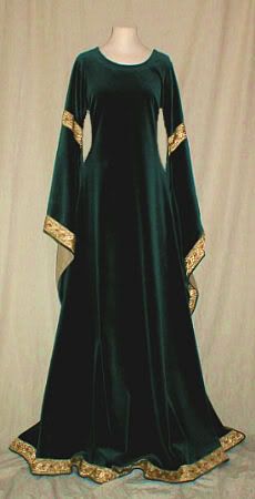 emerald velvet dress--velvet isnt accurate but agh, such beautiful fabric!! with a gold girdle this would be gorgeous, sorta invoking john singer sargent's portrait of lady macbeth (minus the beetle wing fabric) Celtic Dress, Medieval Gown, Medieval Clothes, Medieval Wedding, Medieval Costume, Medieval Dress, Medieval Clothing, Medieval Fashion, Fantasy Dress