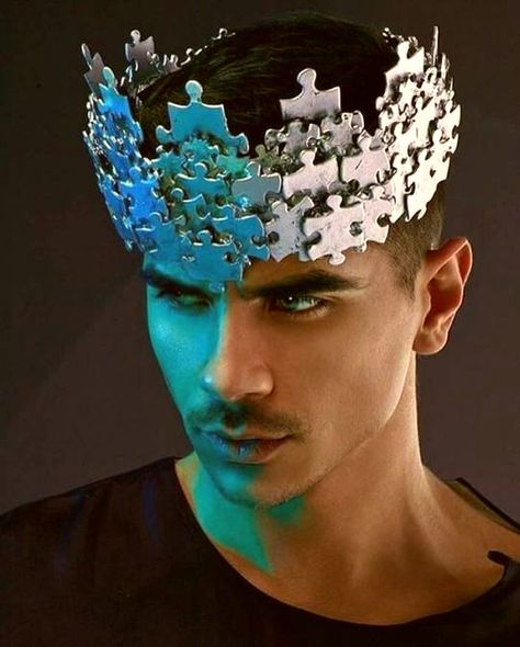 The Puzzle Head Hat ~ For people who like to solve crossword puzzles or make jigsaw puzzles or just feel puzzled. Junk Kouture Head Pieces, Headdress Ideas, Karneval Diy, Costume Carnaval, Crazy Hat Day, Crazy Hats, Foto Tips, Recycled Fashion, Puzzle Piece