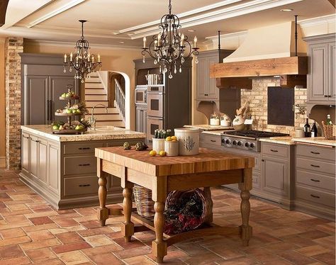 M. on Instagram: “It’s gorgeous kitchen Wednesday! Loving everything about this 🥰 . . For more inspiration follow: @the.well.dressed.home 📸credit: Pinterest…” Rustic Italian Home, French Country Kitchens, Tuscan Kitchen, Mediterranean Home Decor, Classic Kitchen, French Country Kitchen, Decor Themes, Large Kitchen, Traditional Kitchen