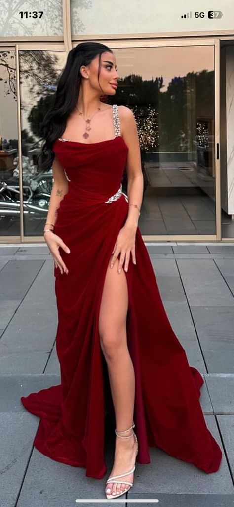 Dresses With Train, Evening Dress Outfit, Show Look, Gowns Dresses Elegant, Dinner Dress Classy, Classy Prom Dresses, Stunning Prom Dresses, Prom Dress Inspiration, Cute Prom Dresses