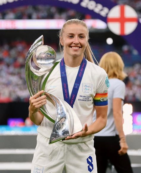 England Captain Women's Euros 2022 Lionesses Football, England Ladies Football, England National Football Team, Leah Williamson, Arsenal Jersey, Female Football Player, Female Soccer, Football Trophies, England National Team