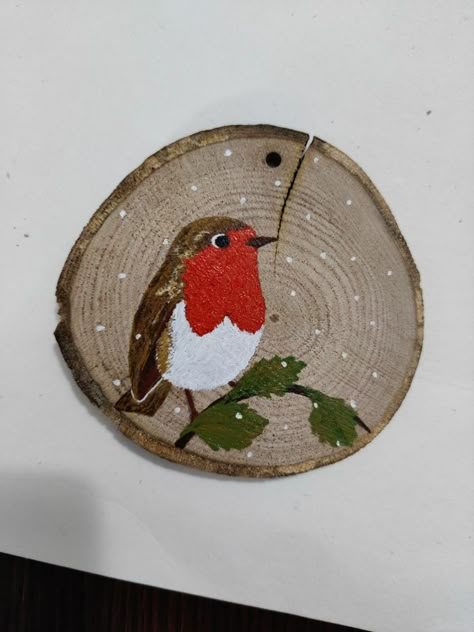 Wood Circle Crafts Tree Slices, Christmas Robin Decorations, Wood Burn Christmas Ornaments, Wood Slice Painting Ideas, Christmas Wood Slices, Diy Wood Wall Decor, Painted Wood Slices, Wood Slice Painting, Diy Christmas Ball