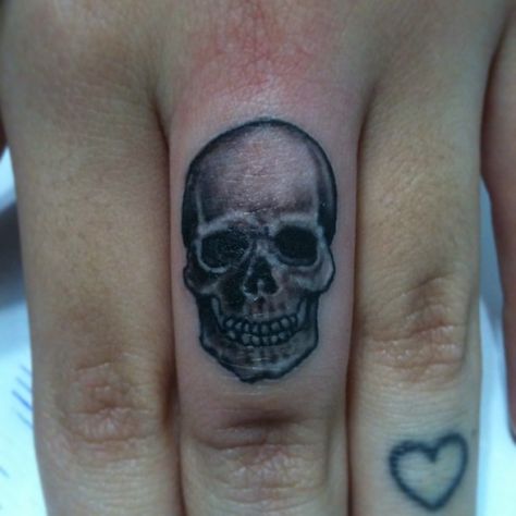 Skull Finger Tattoo, Skull Finger Tattoos, Small Skull Tattoo, Finger Tattoo For Women, Sugar Skull Tattoos, Spooky Tattoos, Cute Small Tattoos, Finger Tattoo, Bee Tattoo