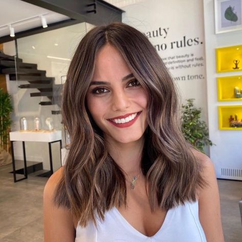 Thick Bob Haircut, Mid Haircuts, Angled Hair, Womens Haircuts Medium, Ash Blonde Balayage, Midlength Haircuts, Shoulder Length Hair Cuts, Brown Blonde Hair, Mid Length Hair