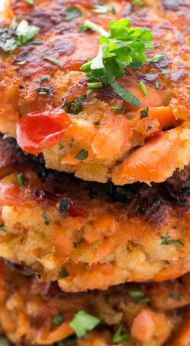 Salmon Cakes Recipe (Salmon Patties) Simple Salmon Patties Recipe, Low Carb Salmon Patties, Canned Salmon Patties, Salmon Cakes Recipe, Canned Salmon Recipes, Recipe Salmon, Salmon Patties Recipe, Healthy Salmon Recipes, Fried Salmon