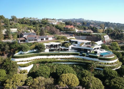 A $38 Million Open-Air Mansion Twinkles Like A Star Over Beverly Hills Antilia House, Infinity Pool Movie, Pool Movie, Modern Mansions, Toronto Architecture, Modern Style Living Room, Beverly Hills Mansion, Zen Interiors, Luxury Houses Mansions