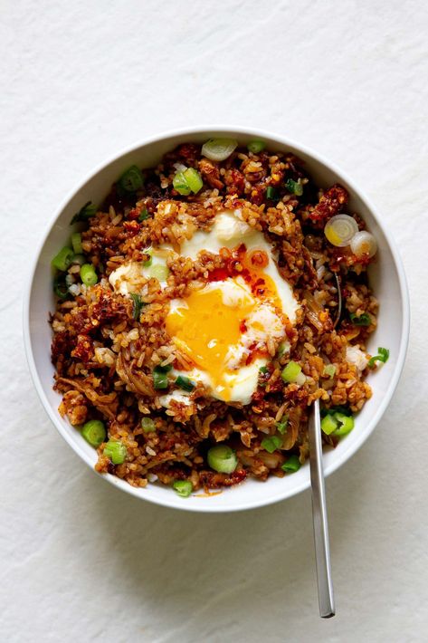 5 Minute Kimchi Fried Rice - #foodbyjonister Food Poisoning Symptoms, Kimchi Rice, Potato Salad Healthy, Kimchi Fried Rice, Kimchi Recipe, One Skillet, Perfect Lunch, Asian Foods, Breakfast Lunch Dinner