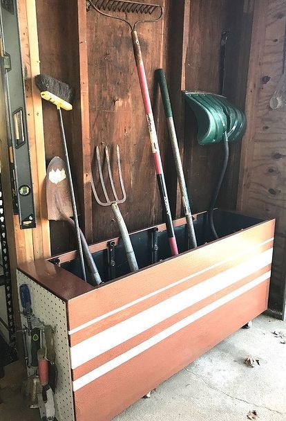 Old filing cabinet turned into a handy way to keep your gardening tools in order Furniture Recycle, Comfy Bench, Old Wooden Chairs, Cleaning Dishwasher, Sewing Machine Tables, Amazing Furniture, Furniture Flips, Coffee Stands, Old Sewing Machines