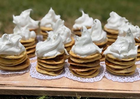 Mini rogel Receta de Romina Alvarado- Cookpad Trifle Dessert Recipes, Mini Torte, Trifle Desserts, Bakery Desserts, Birthday Food, Mini Foods, Mini Cakes, Fun Desserts, Finger Foods