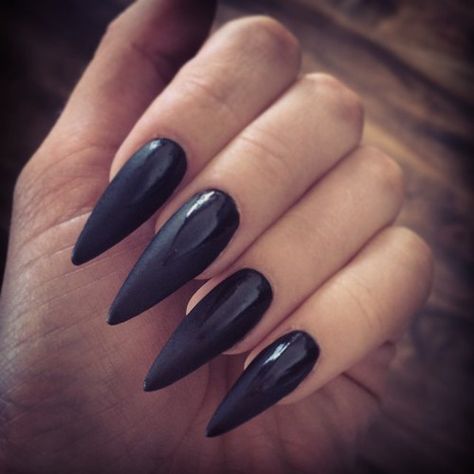 Aɴε ♑ Long Black Nails, Black Stiletto Nails, Pointy Nails, Fake Nails With Glue, Short Nail Designs, Nail Charms, Stiletto Nails, Nude Nails, Black Nails