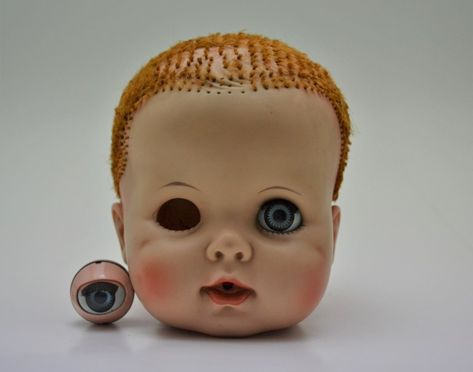 Creepy Baby Dolls, Doll Tattoo, Creepy Vintage, Halloween Creepy, Creepy Doll, Halloween Countdown, Diy Halloween Projects, Head Tattoos, One Eye