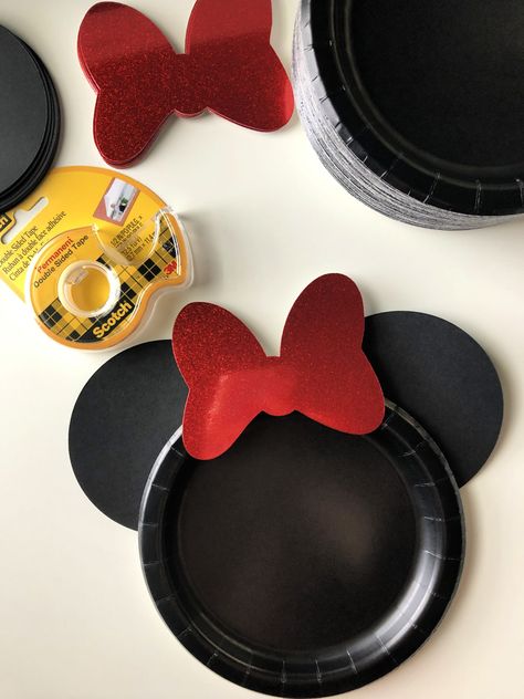 DIY Minnie Mouse Paper Plates - Sew Woodsy Decorate Mickey Ears Party, Minnie Mouse Paper Craft, Minnie Mouse Birthday Diy, Minnie Mouse Table, Mickey Mouse Plates, Minnie Mouse Themed Birthday Party, Minnie Mouse Crafts, Cricut Cardstock, Minnie Mouse Balloons