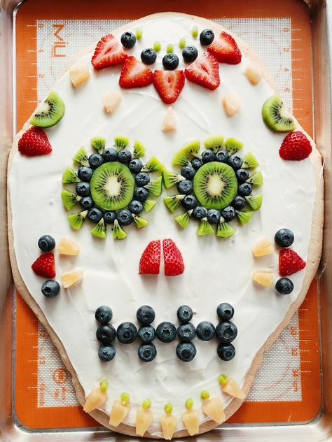 Sugar cookie with cream cheese frosting, topped with assorted fruit. Halloween Fruit Pizza, Skull Fruit, Fruit Pizza Ingredients, Party Food Ideas For Adults, Fruit Pizza Cookies, Dessert Pizza Fruit, Healthy Sugar Cookies, Pizza Dessert, Recetas Halloween