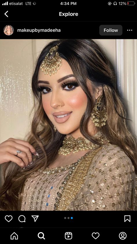 Tikka Hairstyle Curls, Punjabi Wedding Makeup Look, Tikka Hairstyles Open Hair, Henna Night Hairstyles, Hairstyle With Jhumar, Barat Makeup, Walima Makeup, Tikka Hairstyle, Pakistani Makeup Looks