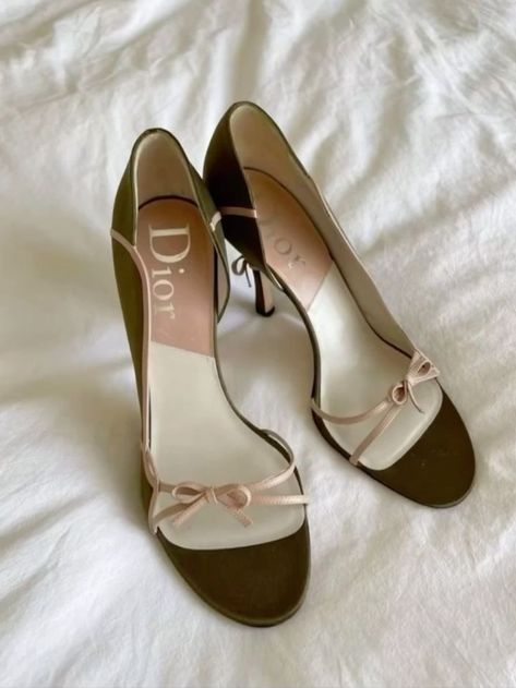 Pretty Heels, Dr Shoes, Shoes Heels Classy, Vintage Heels, Fancy Shoes, Cute Heels, Girly Shoes, Shoe Inspo, Aesthetic Shoes