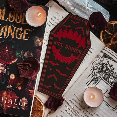 🦇 𝖄𝖔𝖚𝖗 𝖈𝖔𝖋𝖋𝖎𝖓, 𝖔𝖗 𝖒𝖎𝖓𝖊?🥀 . I simply CANNOT contain my excitement for this red foiled bookmark! I’ve been teasing it on stories for a little bit, but now is her time to shine! 😈 𝑾𝒉𝒂𝒕’𝒔 𝒚𝒐𝒖𝒓 𝒈𝒐-𝒕𝒐 𝒇𝒂𝒗𝒐𝒓𝒊𝒕𝒆 𝒗𝒂𝒎𝒑𝒚 𝒃𝒐𝒐𝒌? My new favorite (thanks to @kiera_reads_ ) is now Blood Orange from @authorhalle🩸🍊 . . Keep your 👀 peeled, bookmark drop date will be Thursday, 7/11 @ 9am CST! . . . #bookmarksofinstagram #bookstagram #booktok #bookishmerch #fantasybooks #booklover #romantasy #kindlestickers #kind... Coffin Bookmark, Vampire Bookmark, Goth Bookmark, Spooky Bookmarks, Vampire Pictures, Book Handmade, Art Plan, Vampire Books, Unique Bookmark