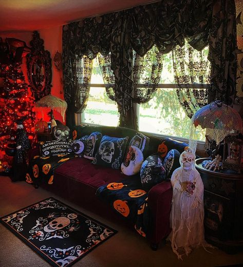 Spooky Home Aesthetic, Gothabilly Decor, Goth House Decor, Dark Home Aesthetic, Goth Living Room, Goth House, Retro Interior Design, Dark Home Decor, Spooky House