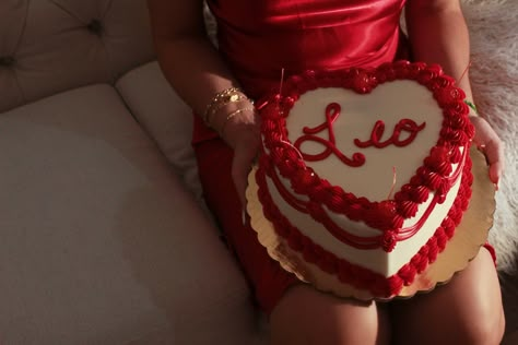 Leo Zodiac Birthday Cake Aesthetic, Heart Shaped Leo Cake, Leo Birthday Cake For Women, Heart Cake Leo, Leo Birthday Photoshoot Ideas, Leo Bday Cake, Leo Birthday Aesthetic, Leo Birthday Cake Aesthetic, Leo Themed Birthday Party