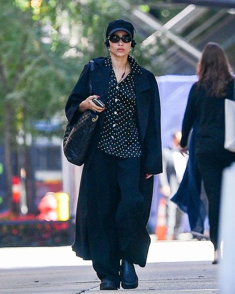 zoë isabella kravitz source (@zoekravitzsource) • Instagram-billeder og -videoer Zoe Kravitz Street Style, Zoe Kravitz Outfits, Zoe Kravitz Style, Zoe Isabella Kravitz, Back To University, High Fashion Model, 2023 Aesthetic, Zoë Kravitz, Elegant Outfit Classy