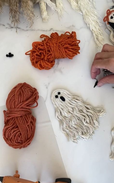 Easy Ghost Garland DIY - With Dollar Tree Supplies Yarn Ghost Garland, Ghost Garland Diy, Yarn Ghost, Halloween Party Decor Ideas, Ghost Garland, Cute Halloween Decor, Halloween Decorating Ideas, Garland Diy, Halloween Garland