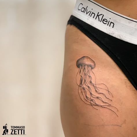 Hawaii Shoulder Tattoo, Jellyfish Hip Tattoo, Jellyfish Back Tattoo, Small Jellyfish Tattoo, Jellyfish Tattoo Minimalist, Sea Animal Tattoos, Ocean Life Tattoos, Brother Tattoo, Sea Life Tattoos