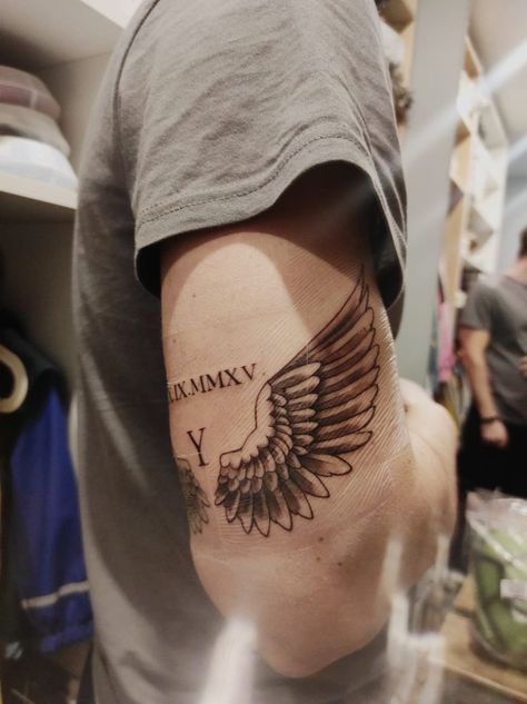 Above Elbow Tattoo, Alas Tattoo, Tricep Tattoos, Underarm Tattoo, Wing Tattoo Men, Left Arm Tattoos, Back Of Arm Tattoo, Simple Tattoos For Guys, Rose Tattoos For Men