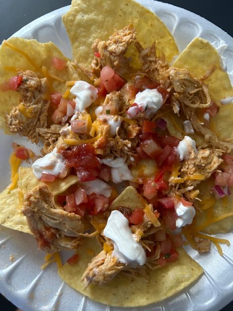 Taco Chicken, Baddie Apartment, Tortilla Chip, Food Therapy, Chicken Tacos, Yummy Foods, Tortilla Chips, Nachos, Sour Cream