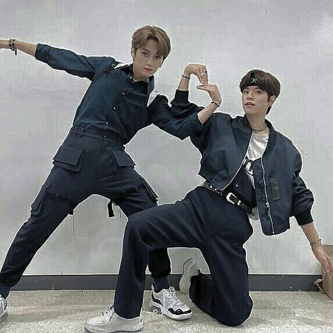 Skz Recreate Photos, Skz Photo To Recreate, Skz Pictures To Recreate, Skz Funny Duo Pics, Skz Pics To Recreate With Friends, Pose To Do With Friends, Skz Poses To Recreate, Kpop Pictures To Recreate With Friends, Kpop Pics To Recreate With Friends