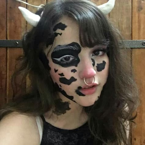 Cow Halloween Makeup Look, Cute Cow Makeup Halloween Easy, Cow Make Up For Halloween, Animal Makeup Looks Easy, Pig Makeup Cute, Cow Cosplay Makeup, Cute Halloween Makeup Animal, Animal Make Up Ideas, Cow Makeup Look For Halloween